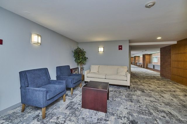 193 Oak St 403, Newton, MA 02464