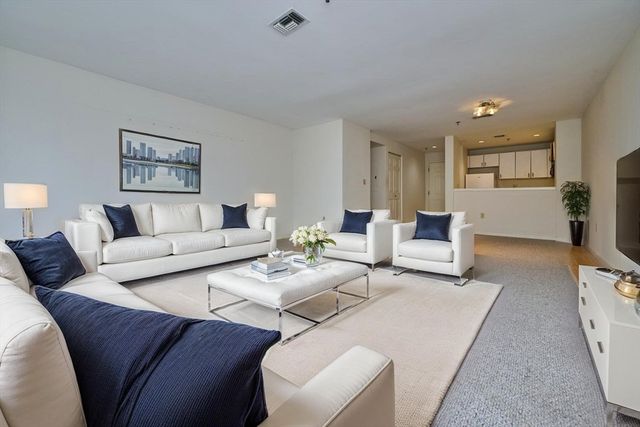 193 Oak St 403, Newton, MA 02464