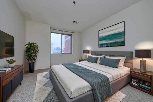 193 Oak St 403, Newton, MA 02464