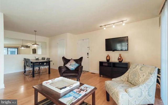 905 WOODHOLLOW DR, Marlton, NJ 08053