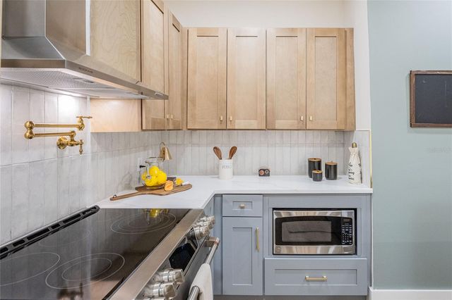 805 E CURTIS STREET, Tampa, FL 33603