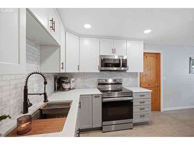 1023 JOSEPHINE St E, Monmouth, OR 97361