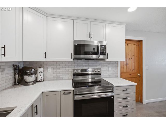 1023 JOSEPHINE St E, Monmouth, OR 97361
