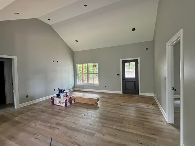 888 Pack Rd, White Bluff, TN 37187
