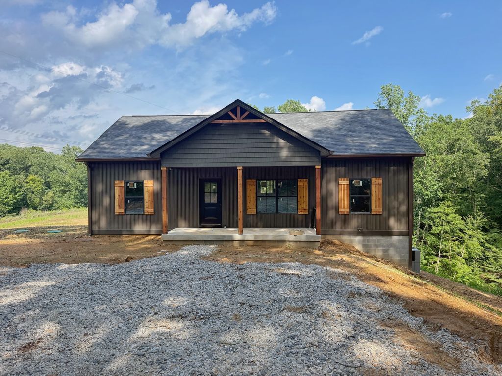 888 Pack Rd, White Bluff, TN 37187