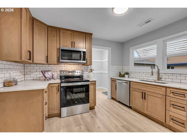 8730 Ne DAVIS St, Portland, OR 97220