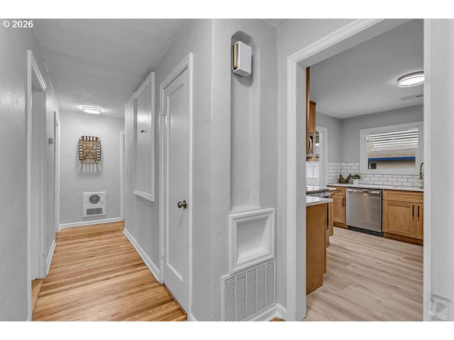 8730 Ne DAVIS St, Portland, OR 97220