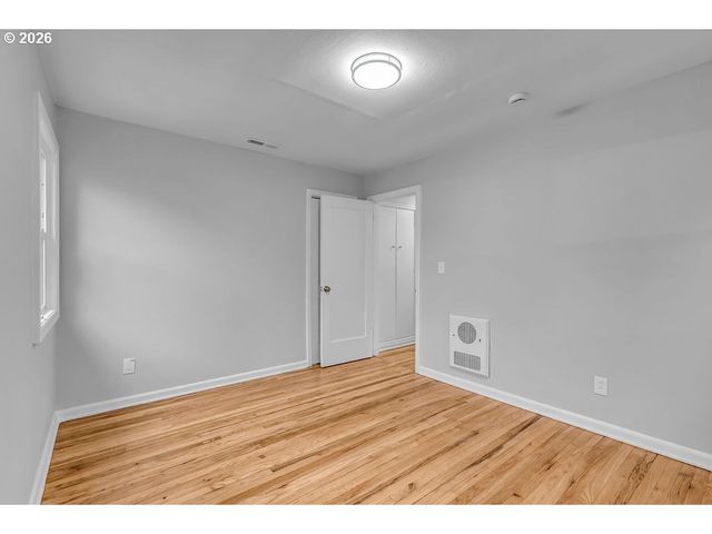 8730 Ne DAVIS St, Portland, OR 97220