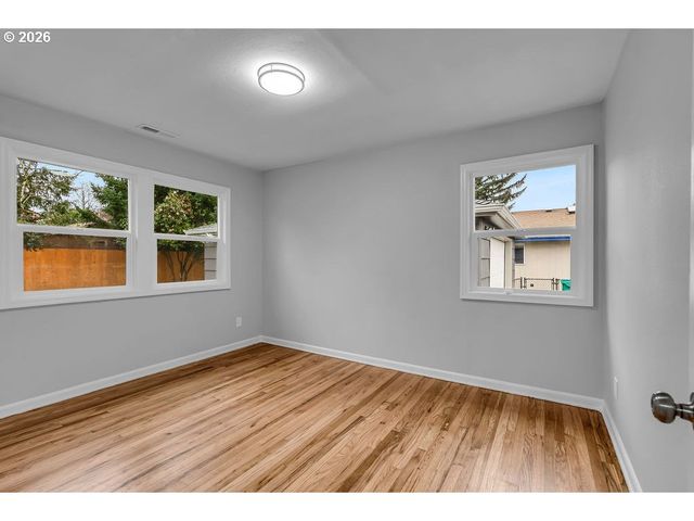 8730 Ne DAVIS St, Portland, OR 97220