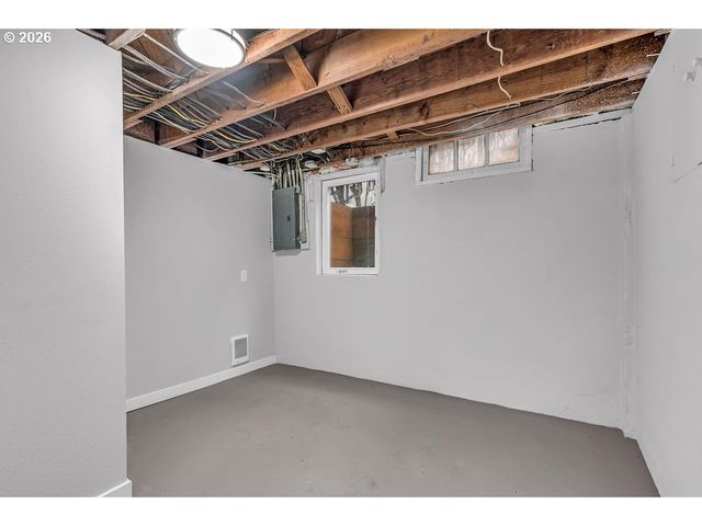 8730 Ne DAVIS St, Portland, OR 97220