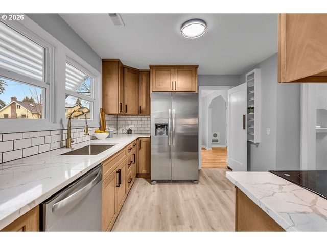 8730 Ne DAVIS St, Portland, OR 97220