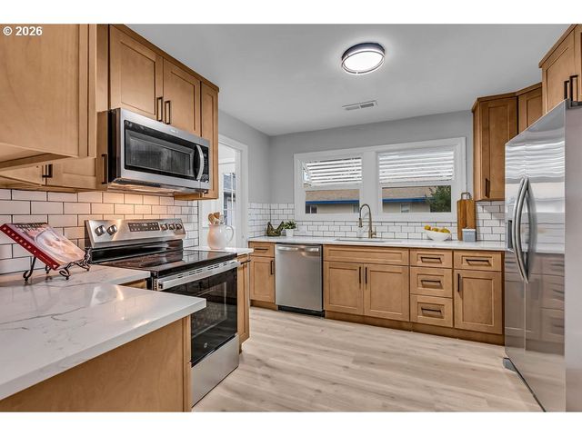 8730 Ne DAVIS St, Portland, OR 97220