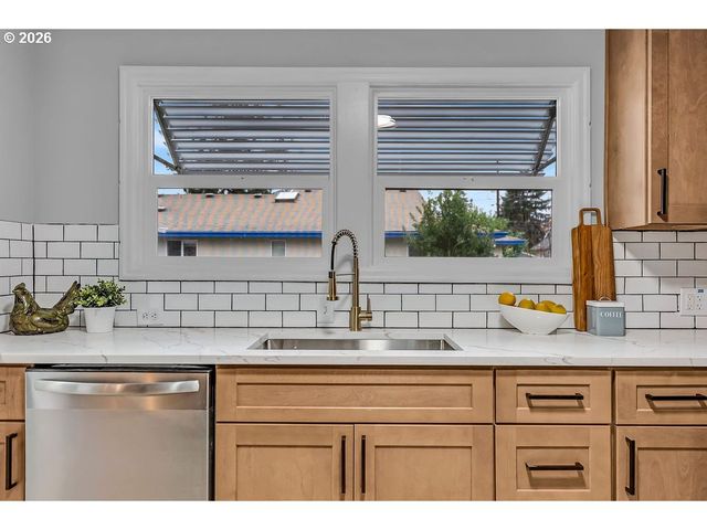 8730 Ne DAVIS St, Portland, OR 97220