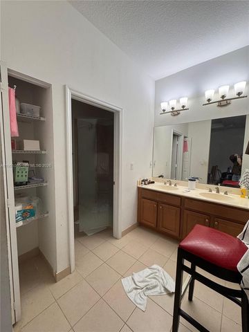 772 NE 191st Ter 772, Miami, FL 33179