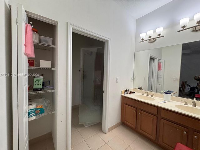 772 NE 191st Ter 772, Miami, FL 33179