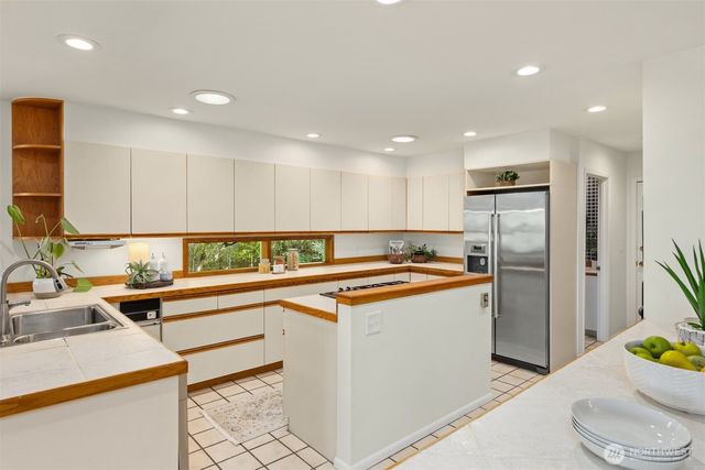 10700 NE Broomgerrie Road, Bainbridge Island, WA 98110