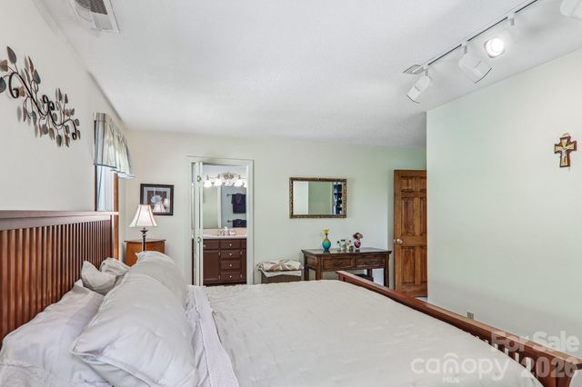 57 Chateau Place, Waynesville, NC 28786