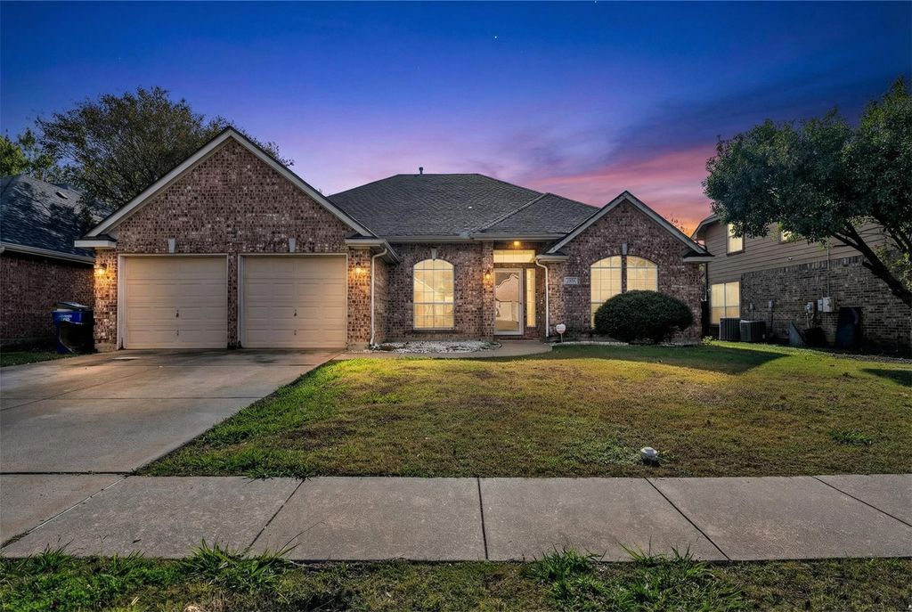 2202 Richmond Circle, Mansfield, TX 76063