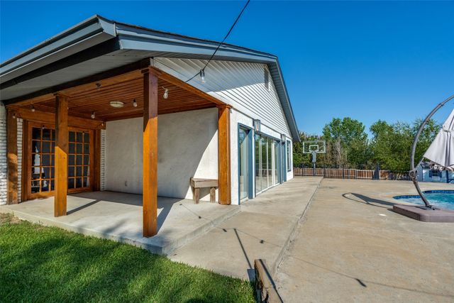 2910 S Country Club Road, Garland, TX 75043