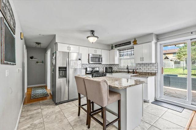 8836 W 93rd Place, Hickory Hills, IL 60457