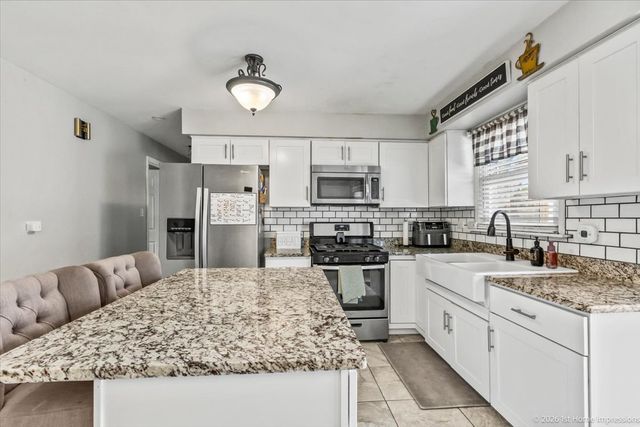 8836 W 93rd Place, Hickory Hills, IL 60457