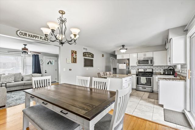 8836 W 93rd Place, Hickory Hills, IL 60457