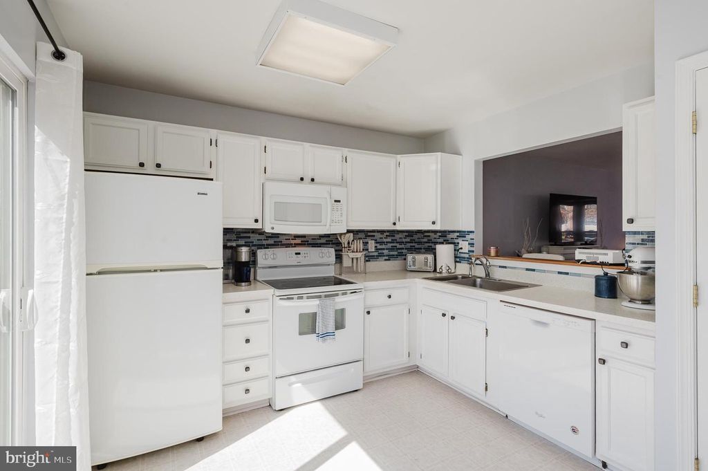 Image 13 of property listing at 304 SUNRAY CT, Abingdon, MD 21009