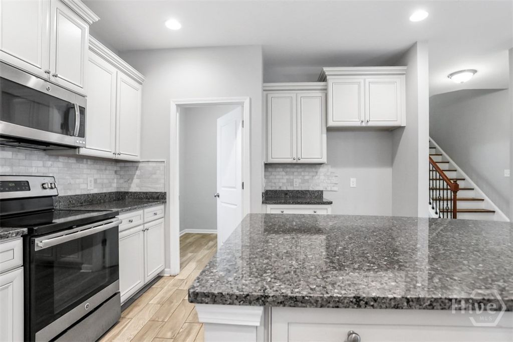 Image 10 of property listing at 2688 Garden Hills Loop, Richmond Hill, GA 31324