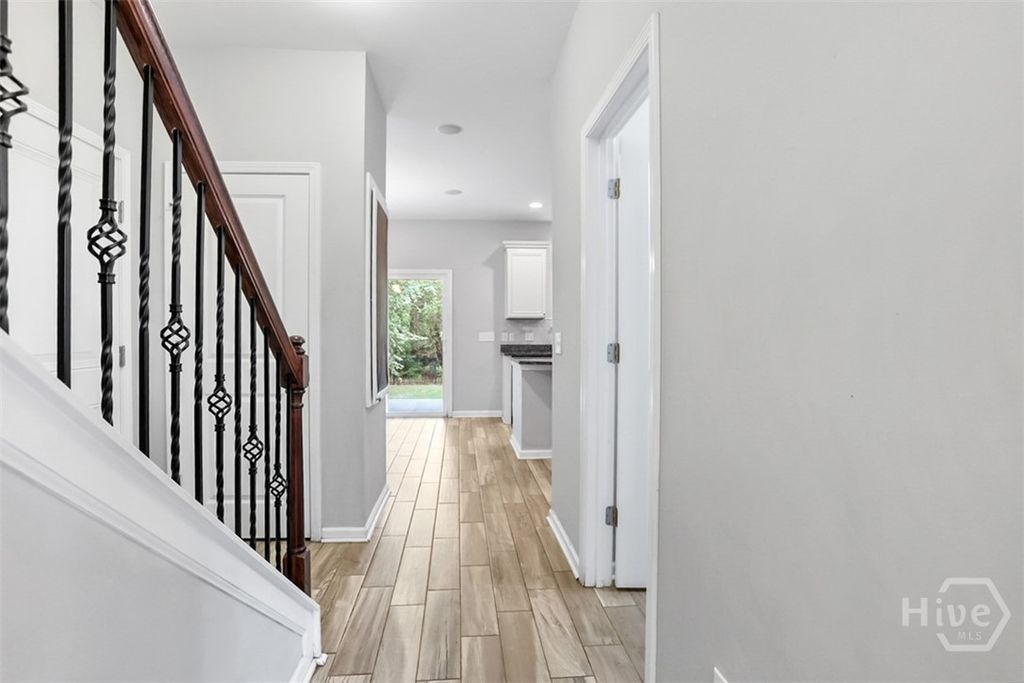 Image 6 of property listing at 2688 Garden Hills Loop, Richmond Hill, GA 31324