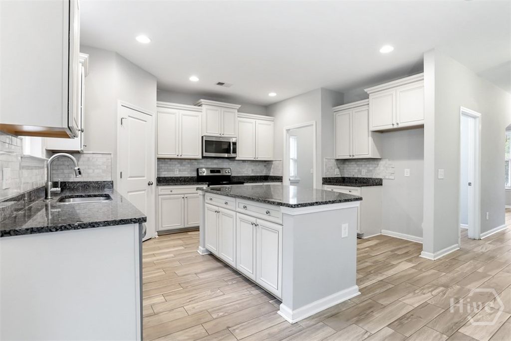 Image 8 of property listing at 2688 Garden Hills Loop, Richmond Hill, GA 31324