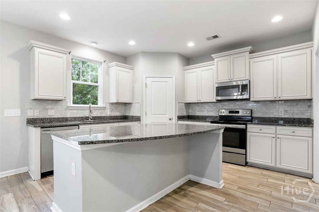 Image 9 of property listing at 2688 Garden Hills Loop, Richmond Hill, GA 31324