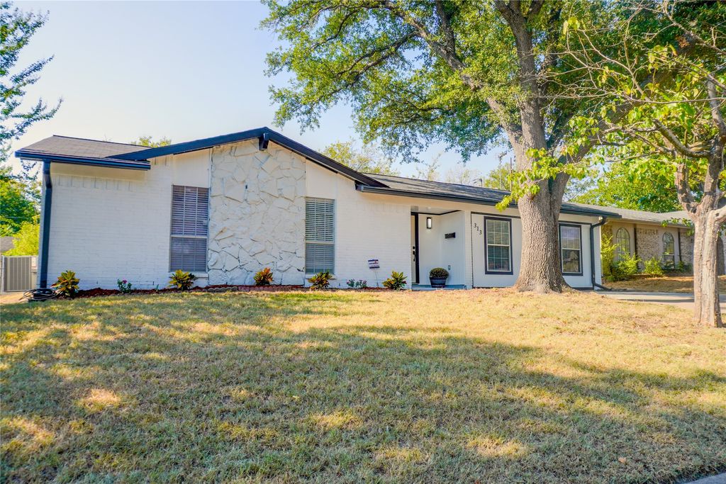 313 Boulder Court, Burleson, TX 76028 — exterior