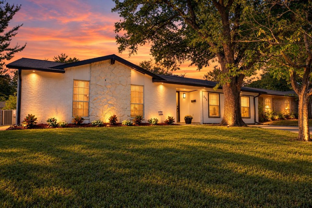 313 Boulder Court, Burleson, TX 76028 — photo 2