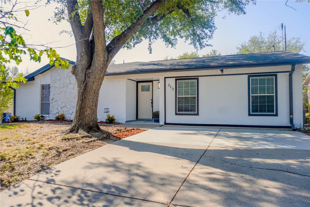 313 Boulder Court, Burleson, TX 76028 — photo 3