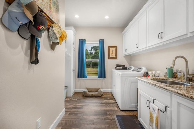 1045 Yaupon Creek Estate, Columbus, TX 78934