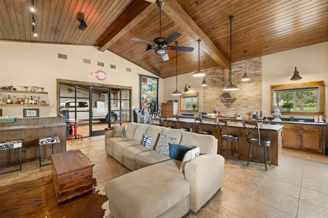 1045 Yaupon Creek Estate, Columbus, TX 78934