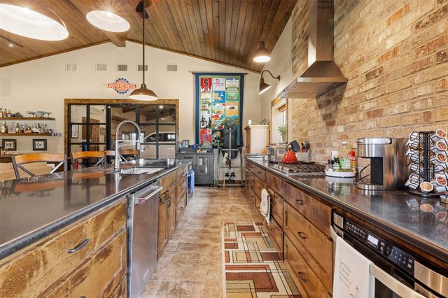 1045 Yaupon Creek Estate, Columbus, TX 78934