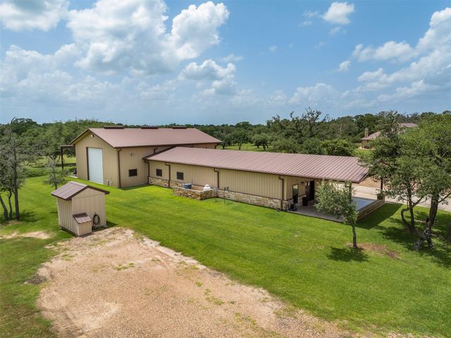 1045 Yaupon Creek Estate, Columbus, TX 78934