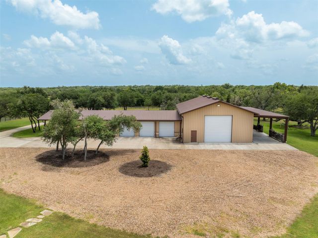1045 Yaupon Creek Estate, Columbus, TX 78934