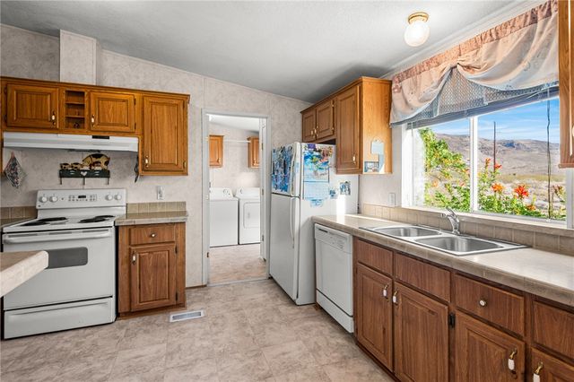 3758 W Redwall Drive, Golden Valley, AZ 86413