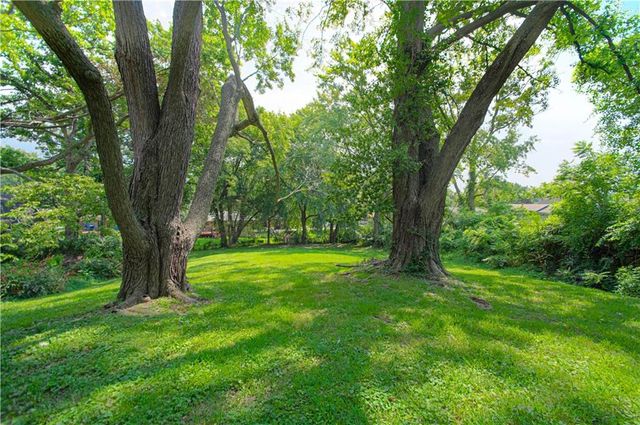 2231 N River Boulevard, Sugar Creek, MO 64050