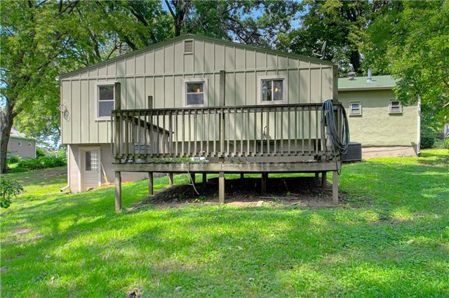 2231 N River Boulevard, Sugar Creek, MO 64050
