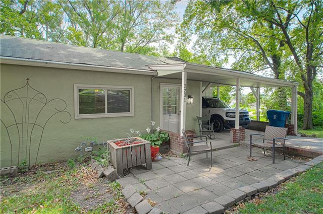 2231 N River Boulevard, Sugar Creek, MO 64050