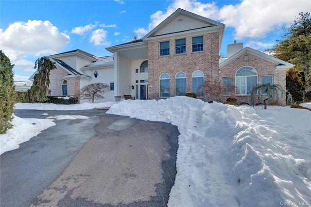 15 Pironi Court, Woodbury, NY 11797