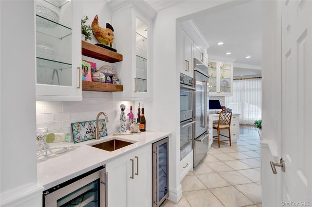 15 Pironi Court, Woodbury, NY 11797