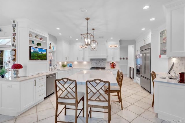 15 Pironi Court, Woodbury, NY 11797