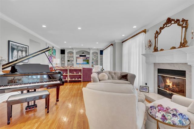 15 Pironi Court, Woodbury, NY 11797