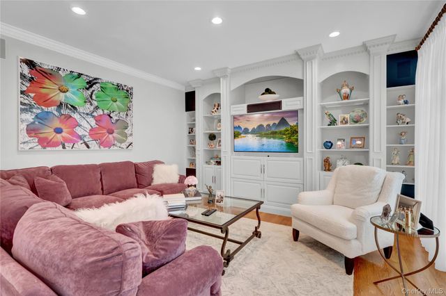 15 Pironi Court, Woodbury, NY 11797