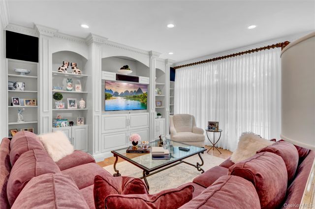 15 Pironi Court, Woodbury, NY 11797