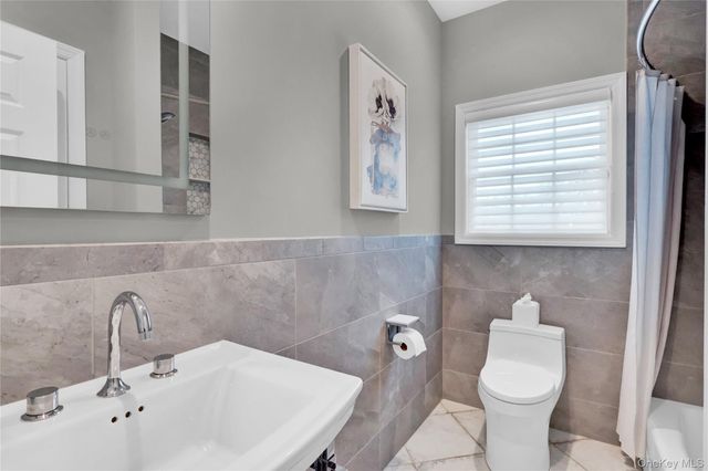 15 Pironi Court, Woodbury, NY 11797